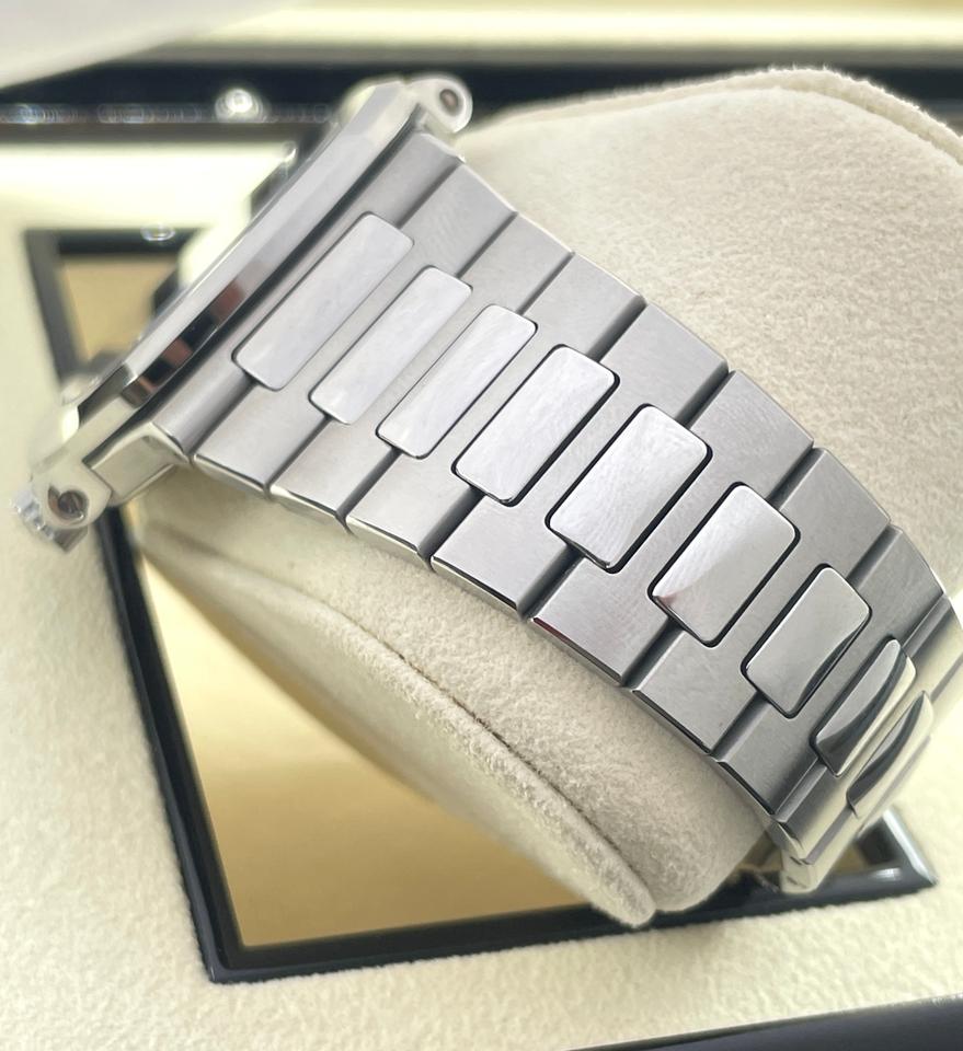 Patek Philippe Nautilus 5711/1A-010 Full Set Unpolished Blue Dial